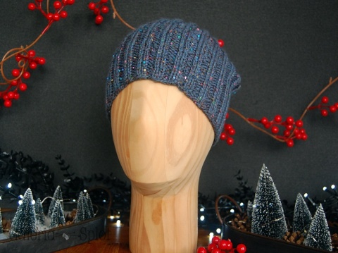 czapka ciemny niebieski z cekinami