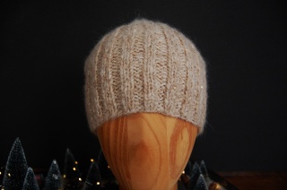 czapka beż z cekinami