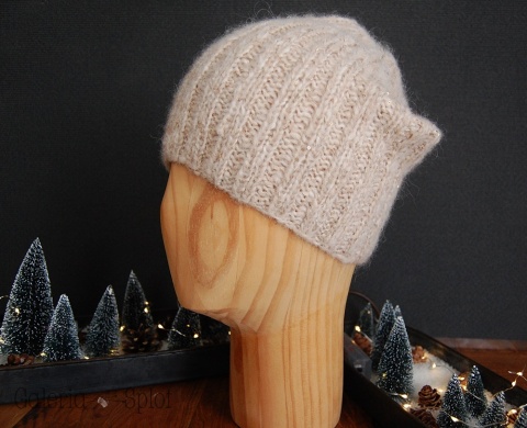 czapka beż z cekinami