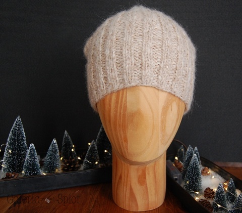 czapka beż z cekinami