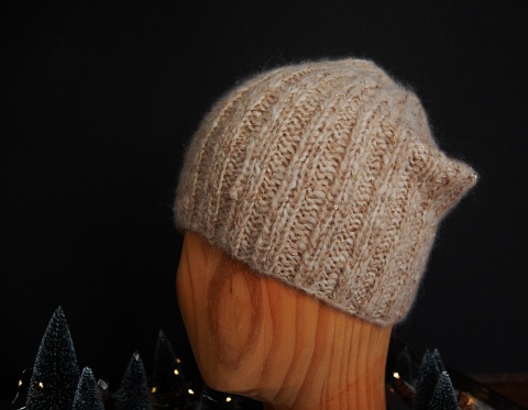 czapka beż z cekinami