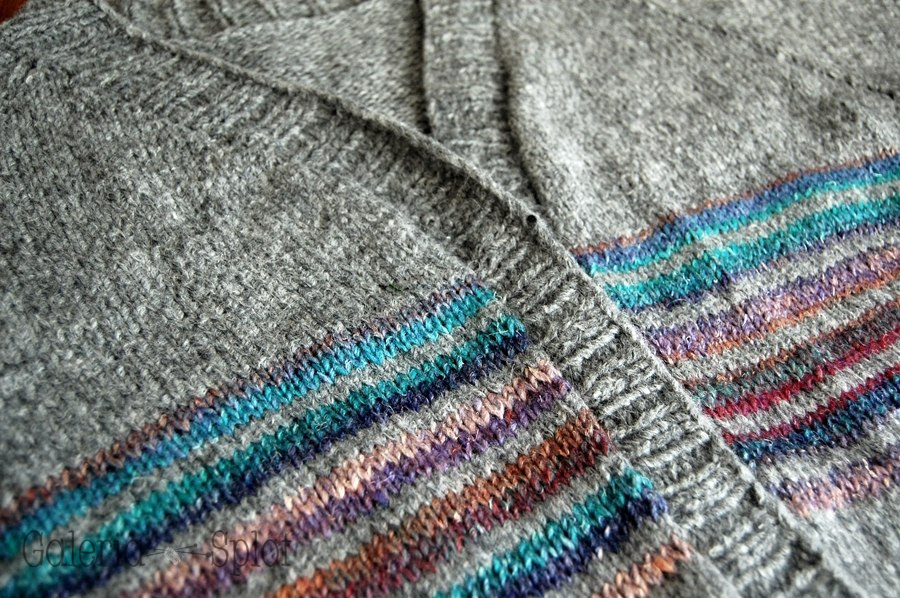 sweterek z tęczowymi paskami